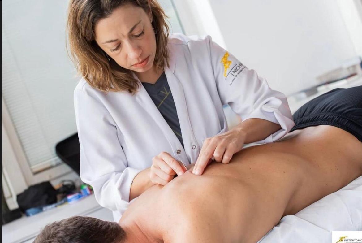 Acupuntura no Instituto Nichioka, Técnica milenar que estimula a liberação de substâncias analgésicas e anti-inflamatórias por meio de agulhas em pontos específicos do corpo.