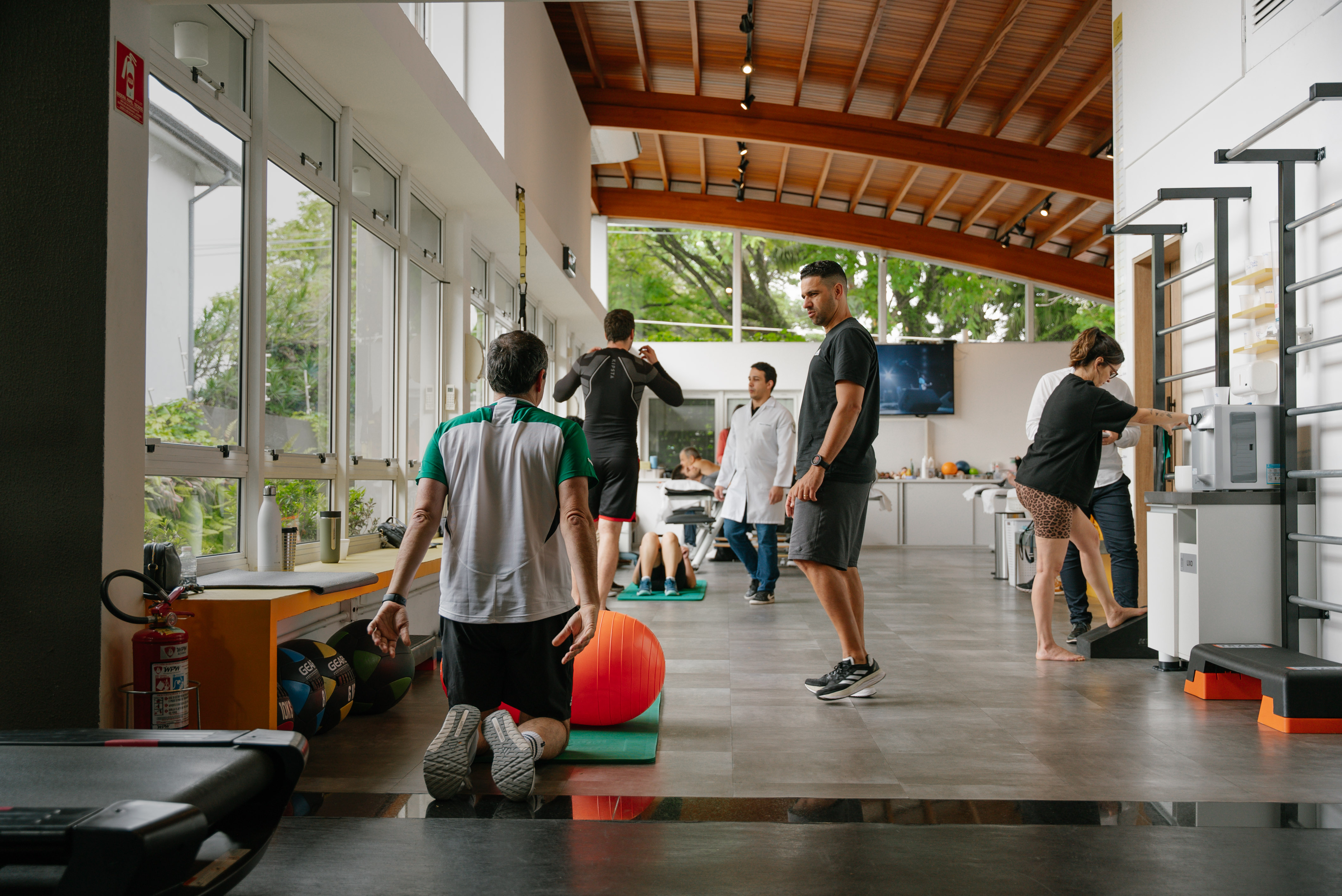 Sala de atendimento do Instituto Nichioka em São Paulo, com equipamentos de fisioterapia, pilates e reabilitação musculoesquelética